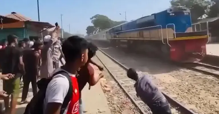 ভৈরবে জেলা ঘোষণার দাবিতে স্থানীয়দের বিক্ষোভ